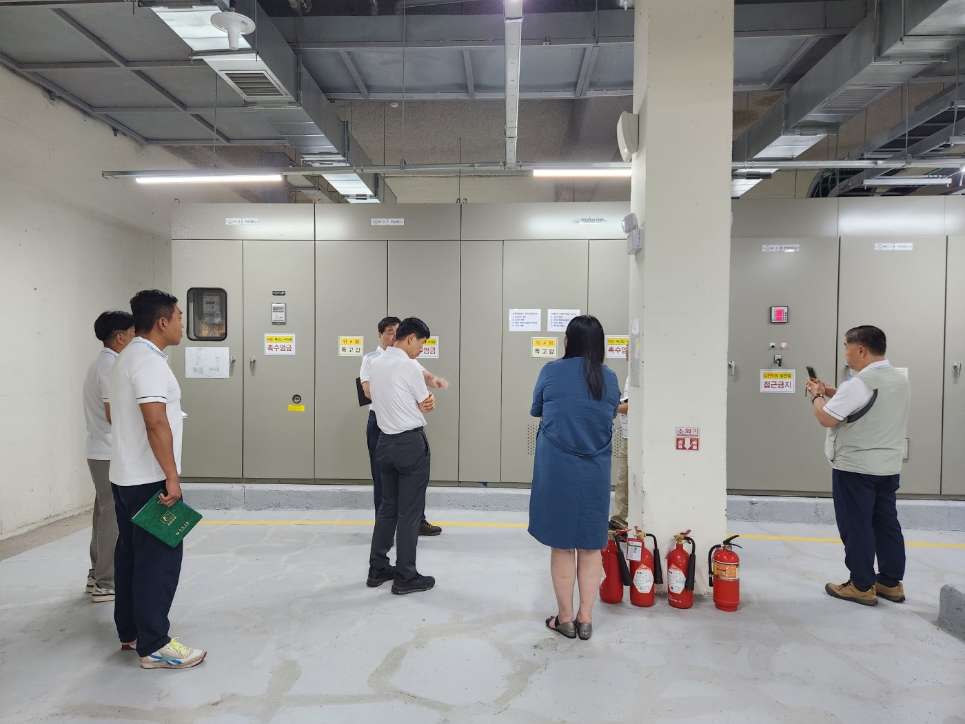 부영그룹이 장마·혹서기 대비 사업장 현장점검 및 안전교육을 실시하는 모습./사진제공=부영그룹