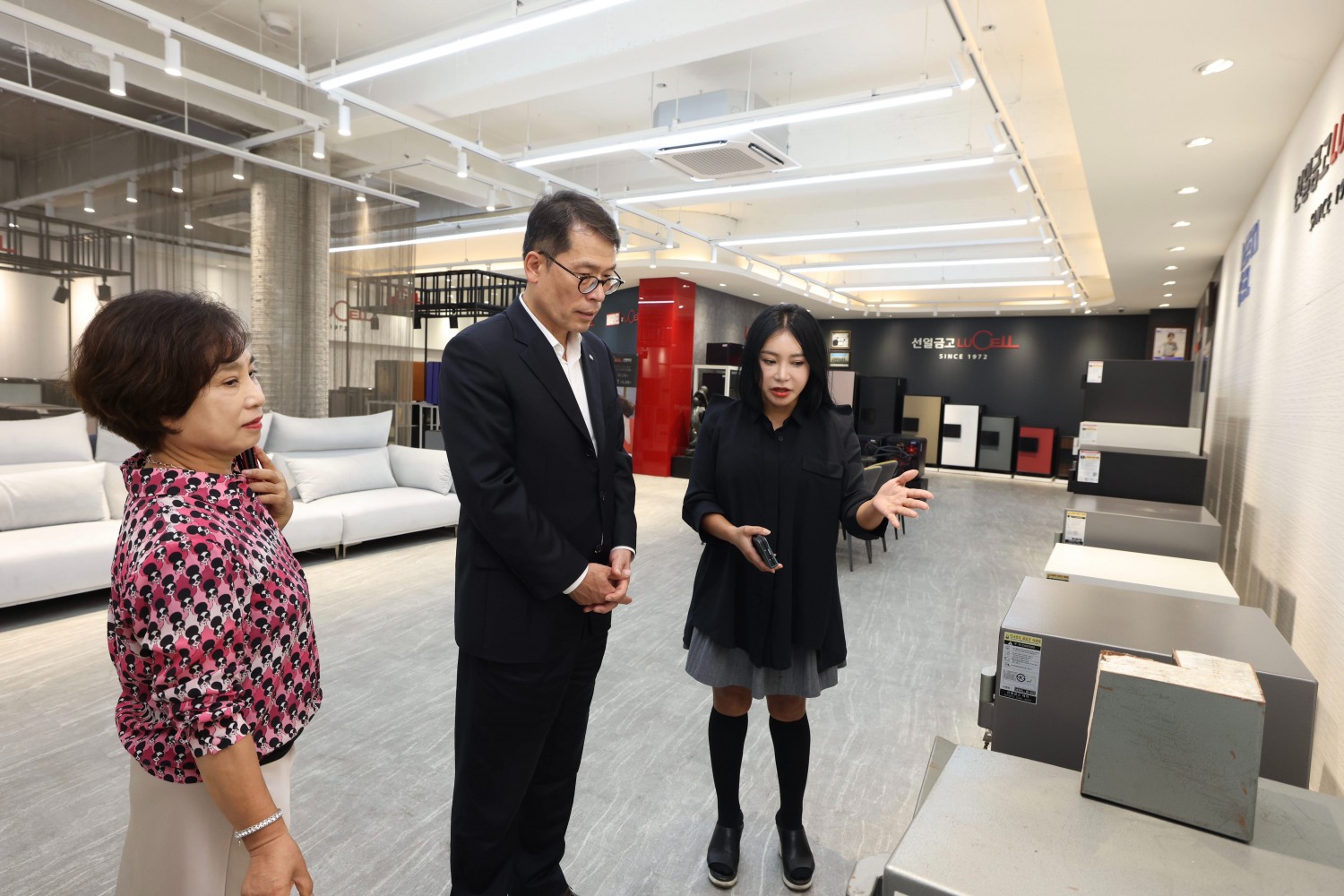 김성태 IBK기업은행장(가운데)이 경기도 파주시에 위치한 선일금고제작을 방문해 김영숙 대표(왼쪽)과 관계자로부터 제품에 대한 설명을 듣고 있는 모습 /사진제공=IBK기업은행