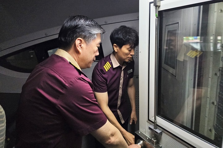 박진이 SR 상임감사가 고속철도 업무 전문성 제고를 위해 SRT 승무·역무·차량분야 현장근무에 나섰다./사진제공=SR