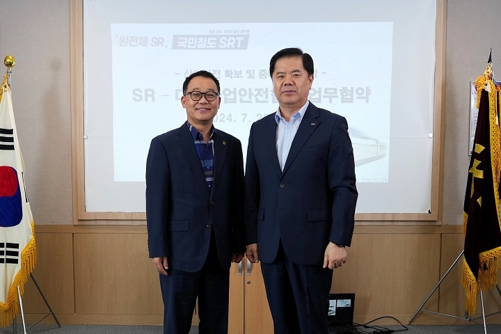 강병진 SR 안전본부장(오른쪽)이 대한산업안전협회와 협약을 체결하고 기념촬영을 하는 모습./사진제공=SR