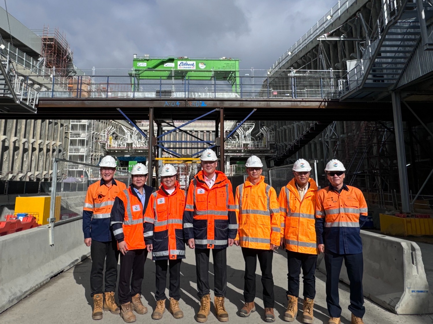 허윤홍 GS건설 대표(가운데)가 호주 현장을 방문해 관계자들과 기념촬영을 하는 모습./사진제공=GS건설