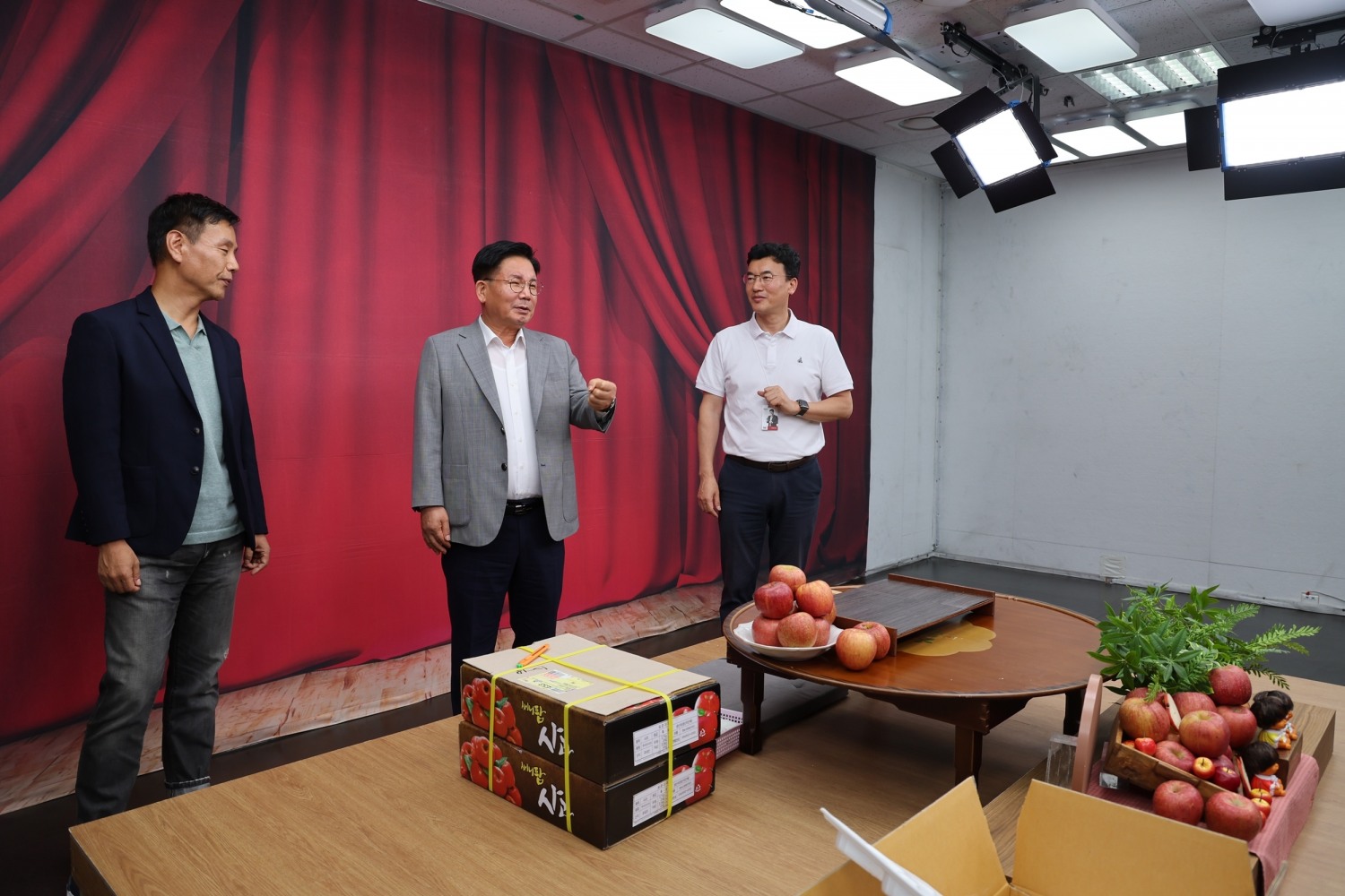 박강수 마포구청장이 공영홈쇼핑 스튜디오를 살펴보는 모습./사진제공=마포구