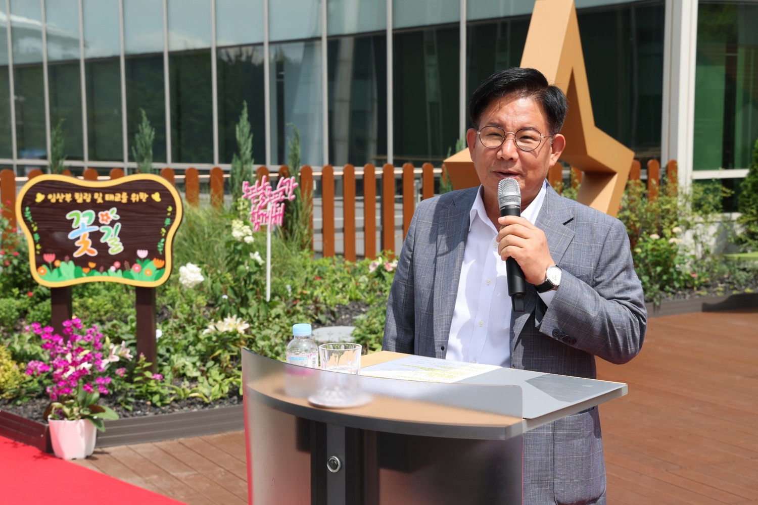 박강수 마포구청장이 마포구보건소 2층 야외공간에서 열린 햇빛센터 ‘꽃길’ 준공식에 참석해 기념사를 전하고 있다./사진제공=마포구