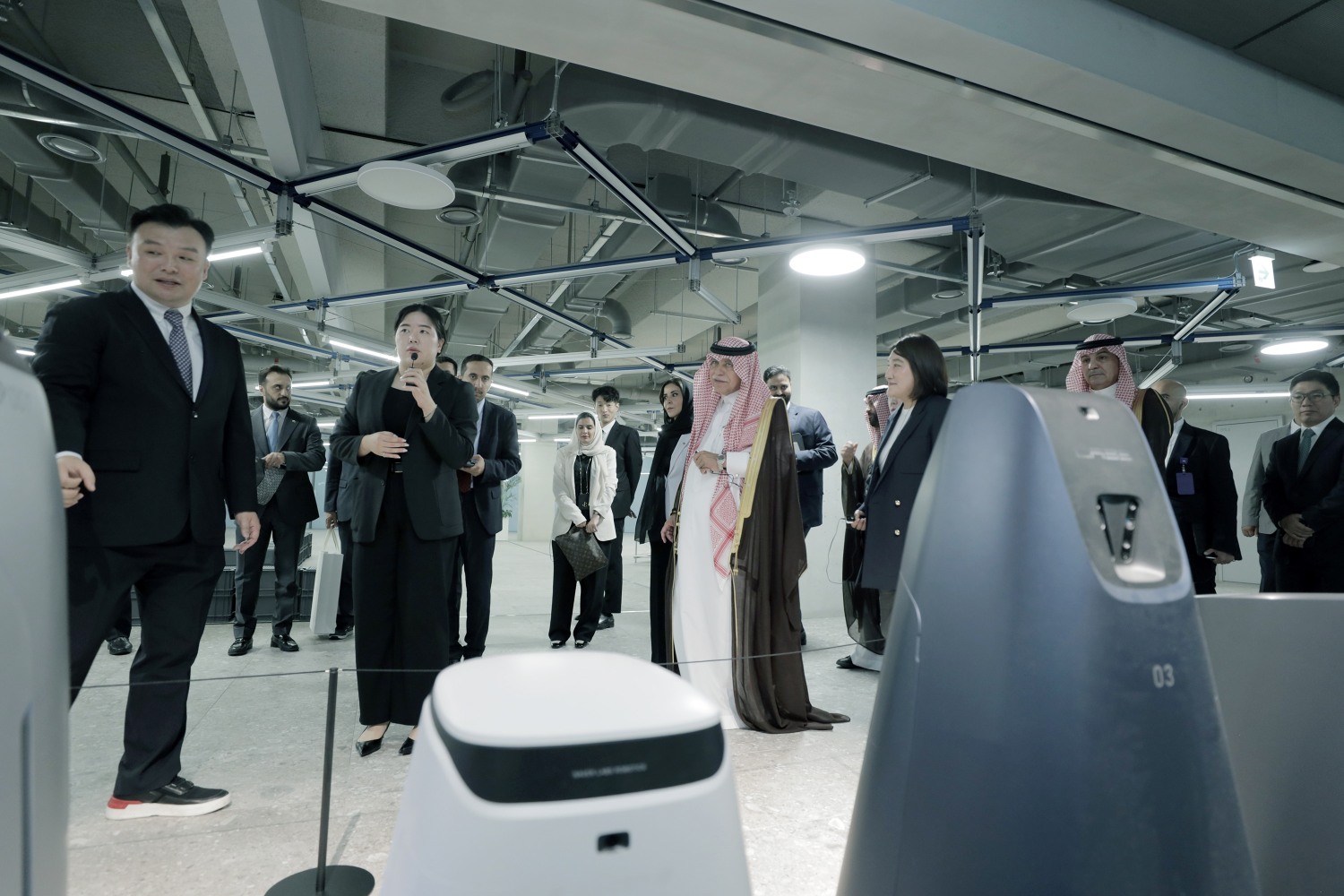 29일 네이버 1784를 방문한 사우디아라비아 상무부(Ministry of Commerce) 마지드 알 카사비(H.E. Dr. Majid AlKassabi) 장관이 네이버랩스의 로봇들을 살펴보고 있다. / 사진=네이버