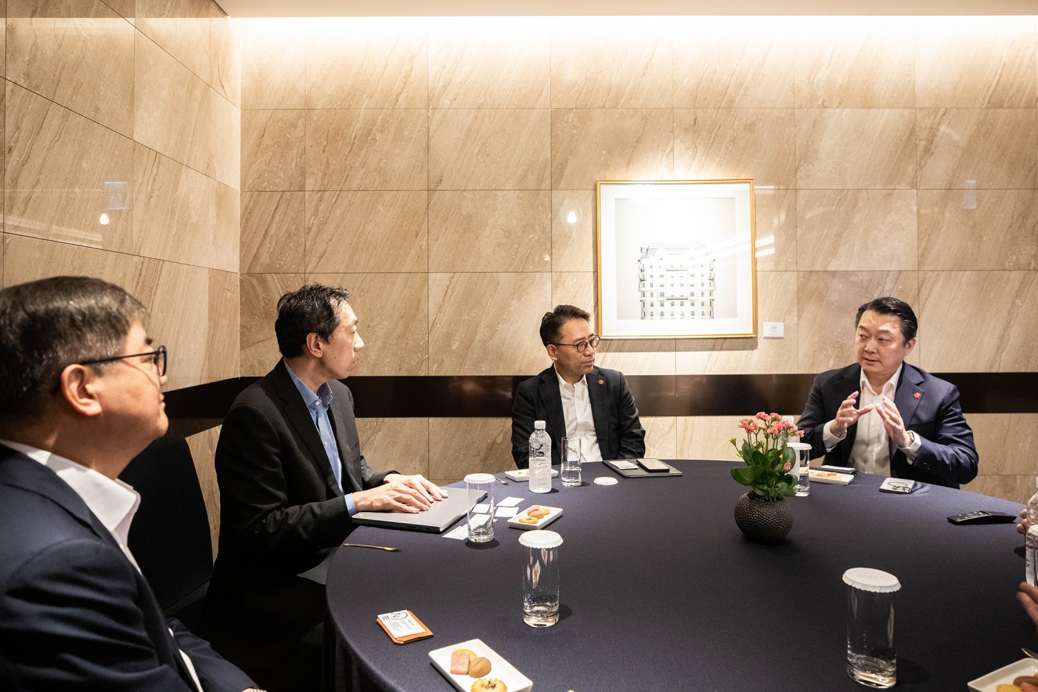 ‘AI 석학’ 앤드류 응 교수(왼쪽에서 두 번째)와의 만남에서 한채양 이마트 대표, 임영록 신세계그룹 경영전략실장, 정형권 지마켓 대표가 응 교수와 대화를 나누는 모습. /사진제공=신세계그룹