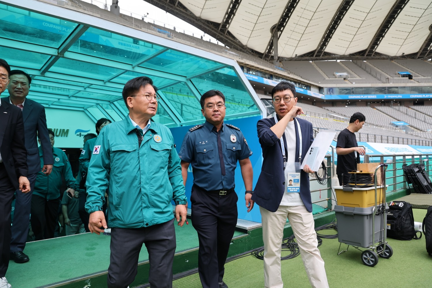 박강수 마포구청장이 K-리그vs토트넘 경기를 앞두고 상암 월드컵경기장에서 안전 점검을 하는 모습./사진제공=마포구