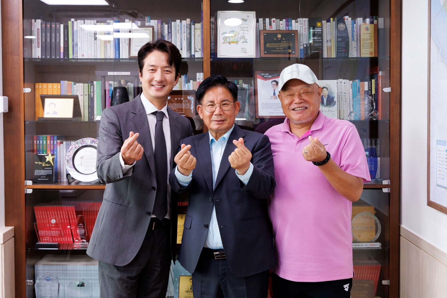 마포구 효도밥상 홍보대사로 위촉된 배우 정준호 씨가 박강수 마포구청장과 마포구 홍보대사 김흥국 씨와 함께 기념촬영을 하는 모습./사진제공=마포구