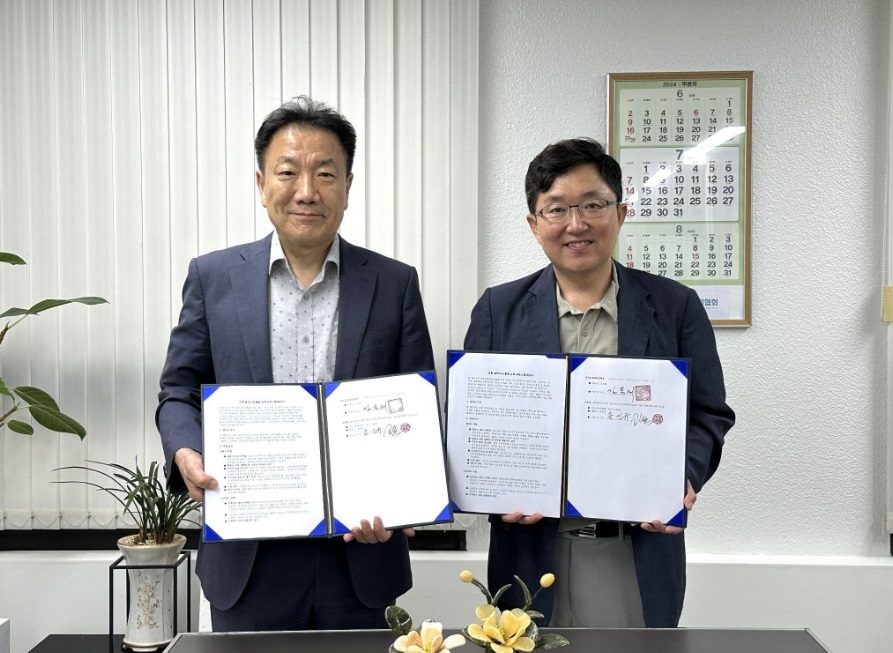 송인규 인큐텍 대표(왼쪽)와 김용태 보험대리점협회회장이 AI보험인을 양성하기 위한 협약식 체결 후 기념촬영을 하고 있다./사진제공=보험대리점협회