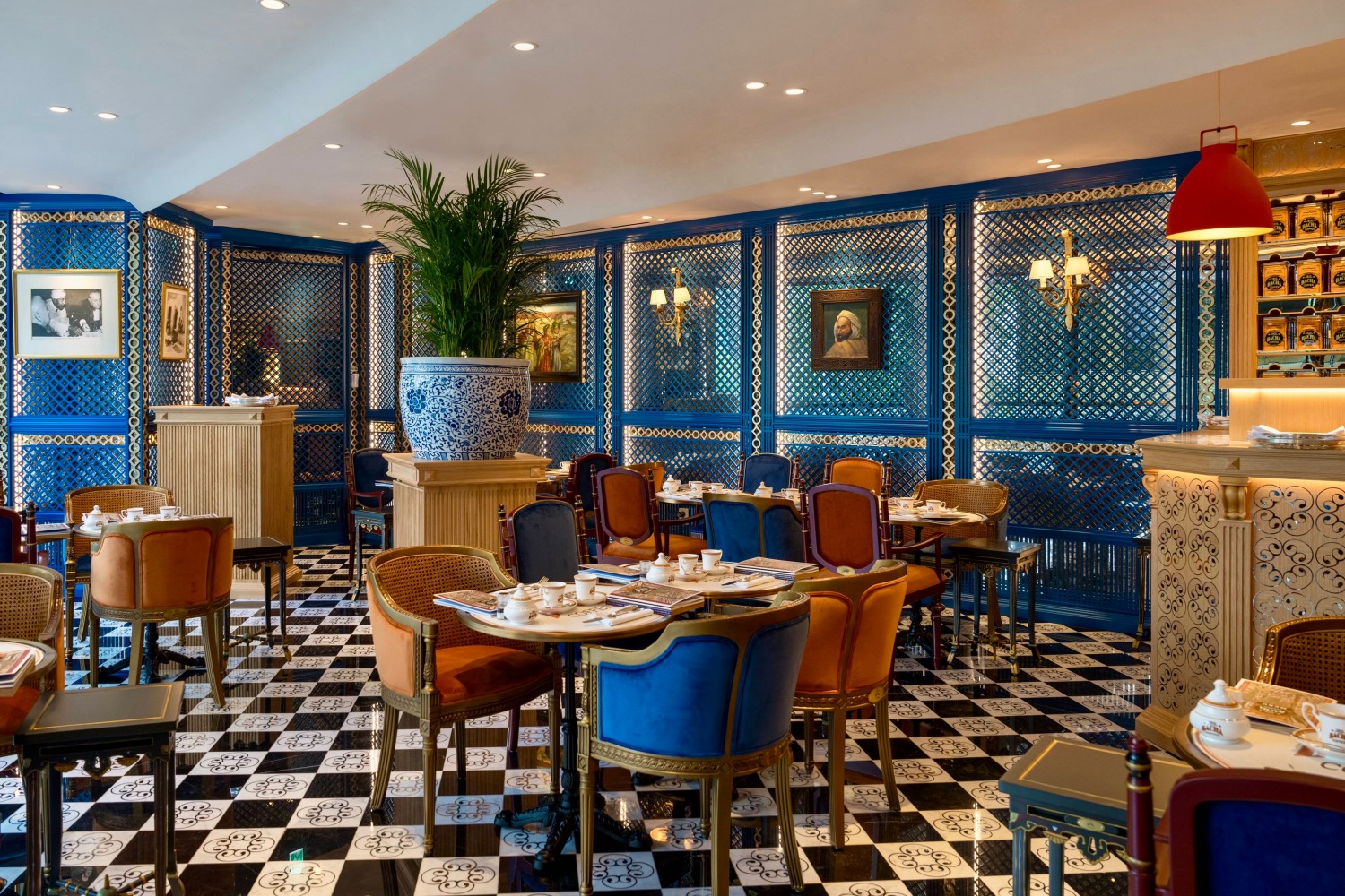 2층에서는 커피와 간단한 식사 등을 즐길 수 있다. /사진제공=롯데백화점