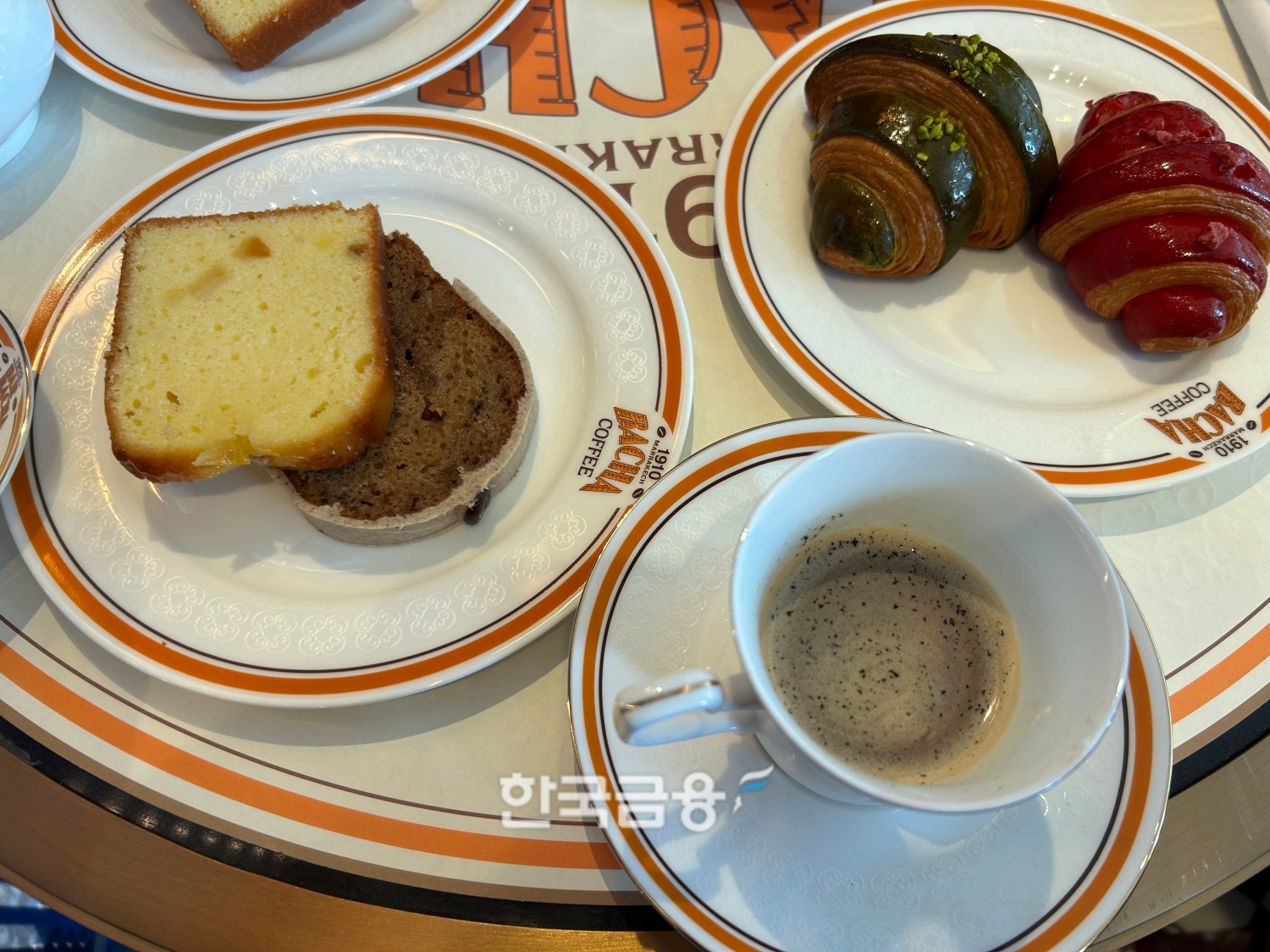 바샤커피에서 선보이는 커피와 크루아상과 커피 케이크. /사진=박슬기 기자