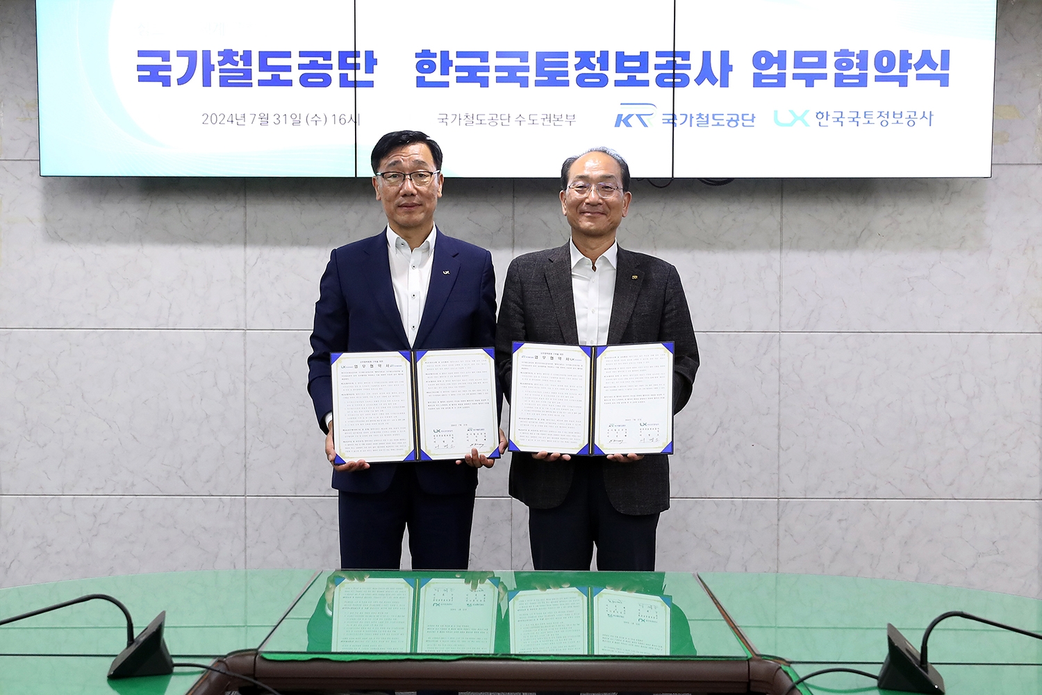LX 어명소 사장(왼쪽)과 국가철도공단 이성해 이사장이 7월31일 KR수도권본부(서울)에서 ‘철도건설 및 지적․국토정보분야 상호협력을 위한 업무협약’을 체결 후 기념촬영을 하고 있다. / 사진제공=LX공사