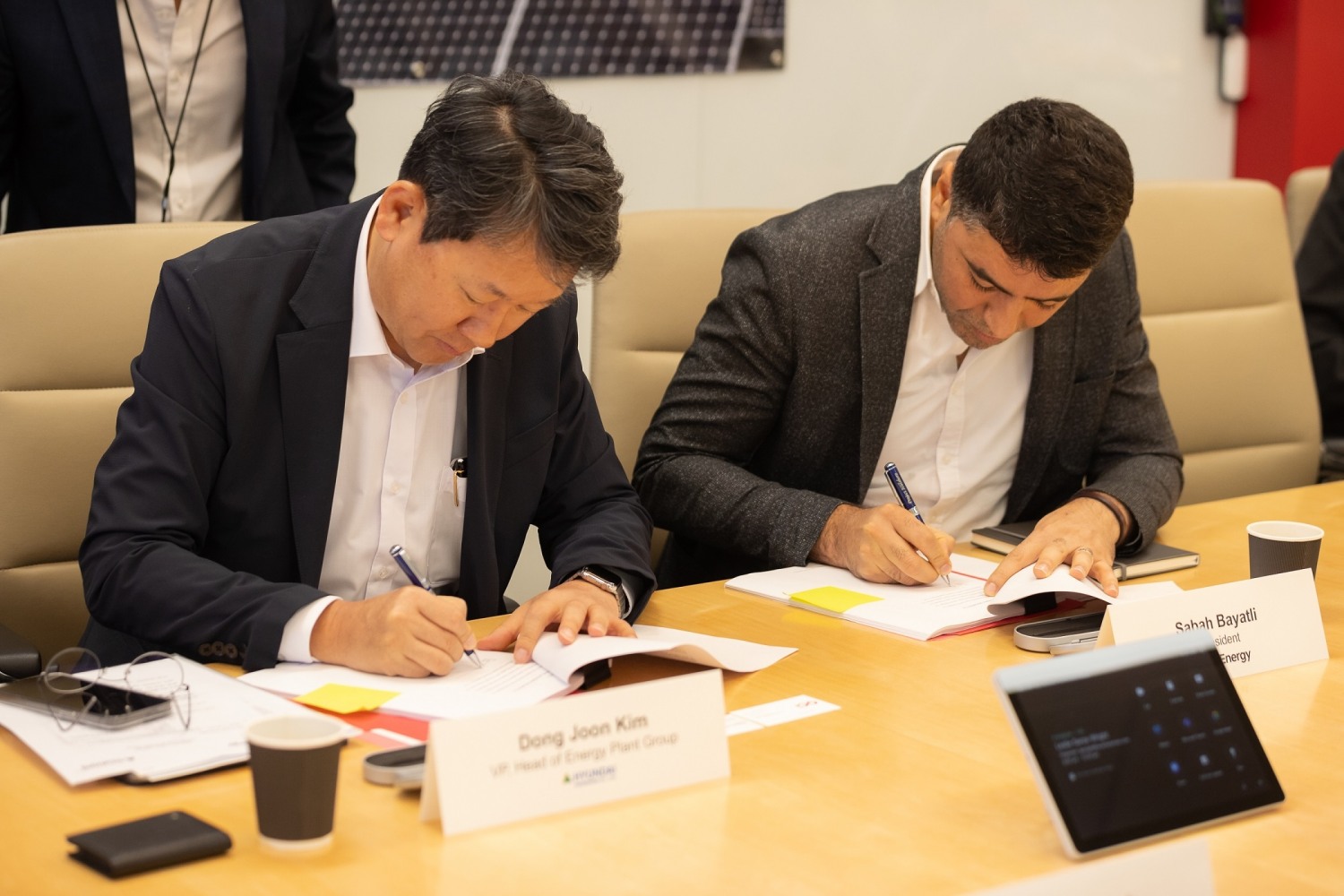 현대엔지니어링 김동준 상무(좌측)와 OCI에너지 사바 바야틀리(Sabah Bayatli) 사장(우측)이 계약서에 서명을 하고 있다. / 사진제공=현대엔지니어링
