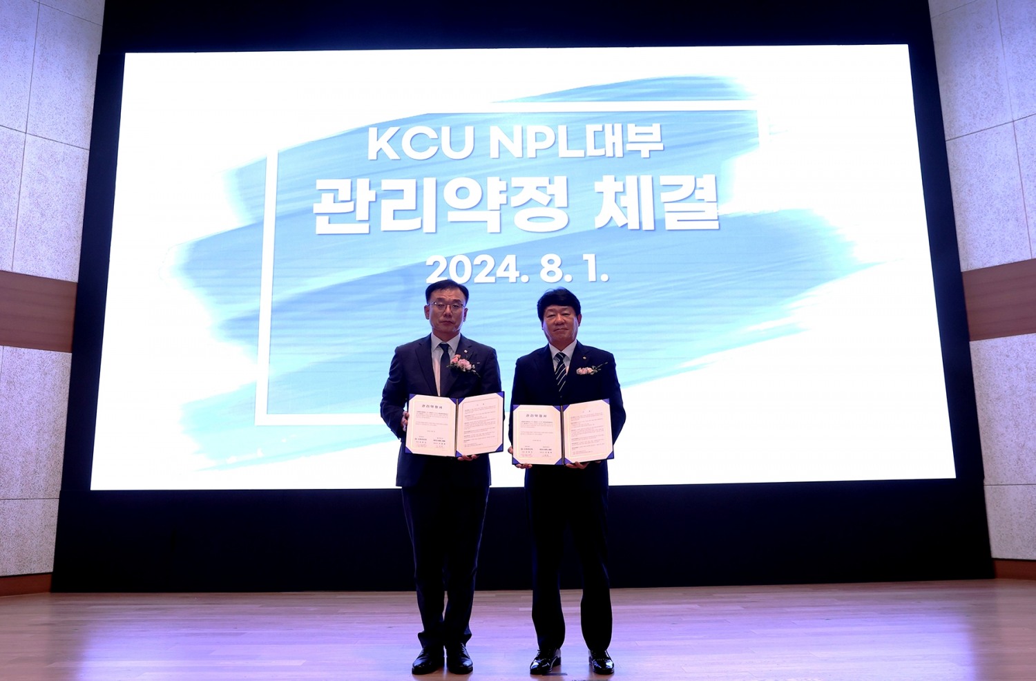 ‘KCU NPL 대부’창립기념식에서 (좌측부터) 조용록 KCU NPL 대표이사(왼쪽)와 김윤식 신협중앙회장(오른쪽)이 기념사진을 찍고 있다.(2024.08.01.)/사진 제공 = 신협중앙회