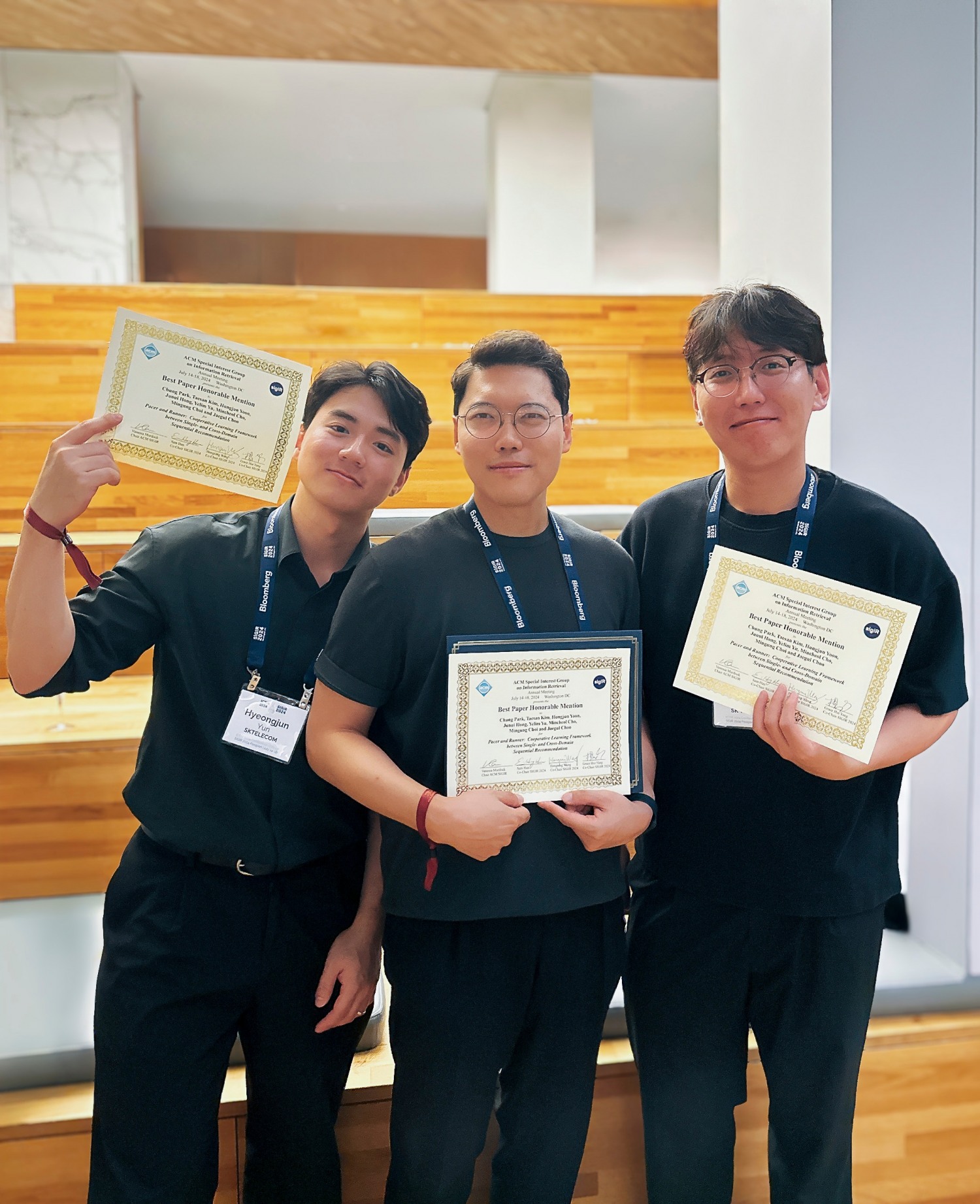 지난 7월 18일 미국 워싱턴 DC에서 열린 SIGIR 2024 컨퍼런스에서 SKT 관계자들이 우수 논문상을 수상한 모습. 사진 좌측부터 SKT 개인화모델링팀 윤형준, 박정, 김태산 매니저. / 사진=SKT