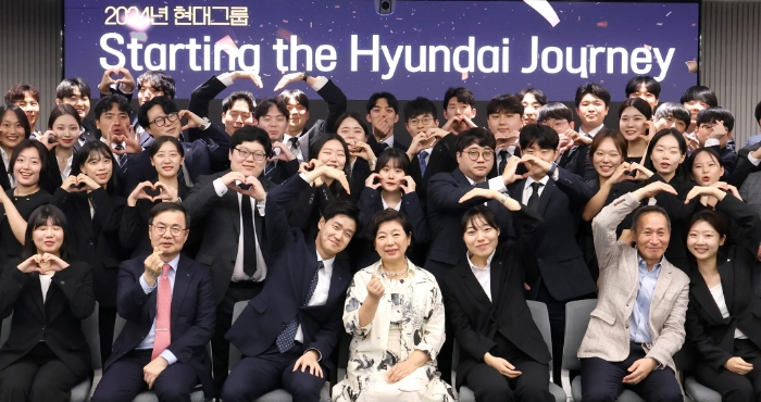 현정은 현대그룹 회장(첫째 줄 왼쪽에서 네 번째)이 지난달 31일 종로구 연지동 사옥에서 진행한 '2024년도 신입사원 교육 수료식'에 참석해 신입사원과 사진 촬영을 하고 있다. /사진제공=현대그룹