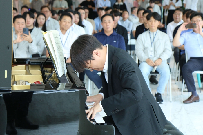 지난 7일 KCC 서초동 사옥 로비에서 KCC 직원이 피아노를 연주하고 있다. /사진제공=KCC