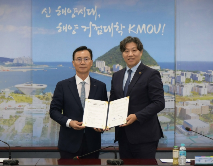 LIG넥스원은 지난 5일 부산광역시 국립한국해양대학교에서 해양 무인·무기체계 발전을 위한 업무협약(MOU)을 체결했다. 신익현 LIG넥스원 대표이사(왼쪽)와 류동근 국립한국해양대학교 총장이 협약식 이후 기념촬영을 하고 있다. /사진제공=LIG넥스원
