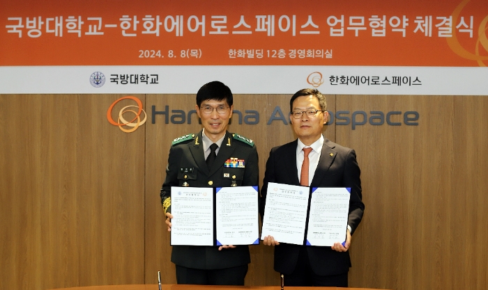손재일 한화에어로스페이스 대표(오른쪽)와 임기훈 국방대학교 총장이 업무협약식 후 기념사진 촬영을 하고 있다. /사진제공=한화에어로스페이스