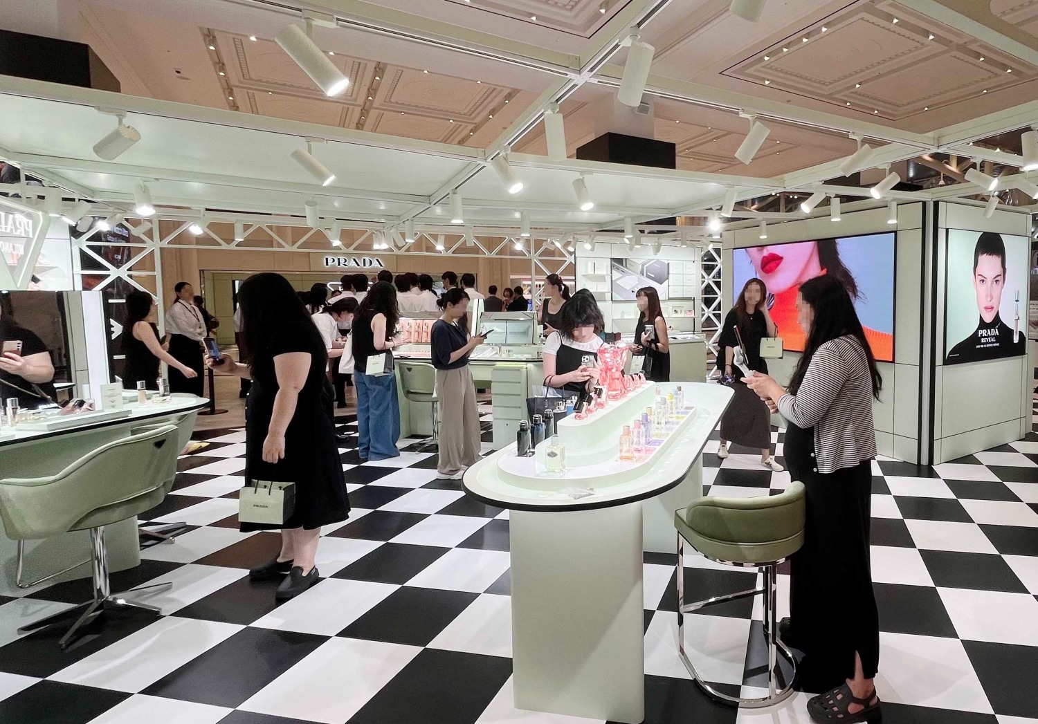 신세계백화점에 프라다뷰티 1호점이 문을 연다. /사진제공=신세계백화점