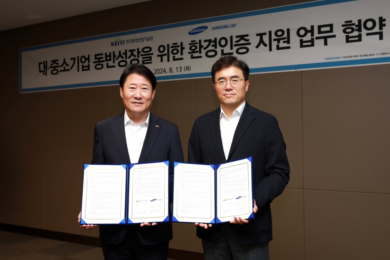 이주용 삼성물산 조달본부장(오른쪽)과 김영기 한국환경산업기술원 환경산업기술본부장이 8월 13일 오전, 삼성물산 건설부문 본사에서 환경성적표지 인증 지원을 위한 업무 협약을 체결하고 있다. / 사진제공=삼성물산 건설부문