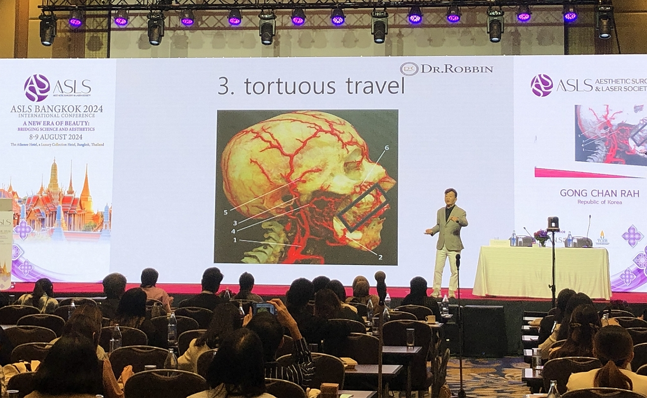 휴젤이 최근 태국 방콕에서 대한미용성형레이저의학회 주관으로 개최된 ‘ASLS 방콕 2024’에 참가해 자사 보툴리눔 톡신 및 HA필러를 소개하는 강연과 부스를 운영했다./사진제공=휴젤