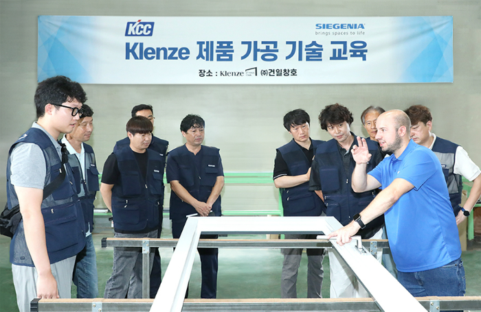 KCC 창호트레이닝 센터에서 독일 지게니아 본사 엔지니어가 클렌체 이맥스클럽 대리점 대상으로 클렌체 하드웨어 조립 교육을 하고 있다. /사진제공=KCC