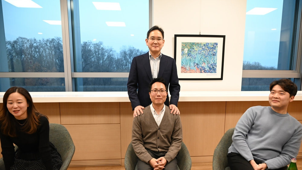 이재용 삼성전자 회장이 지난 1월 삼성리서치를 찾아 6G 기술 연구원들에게 기술 선점의 중요성을 강도했다. / 사진=삼성전자