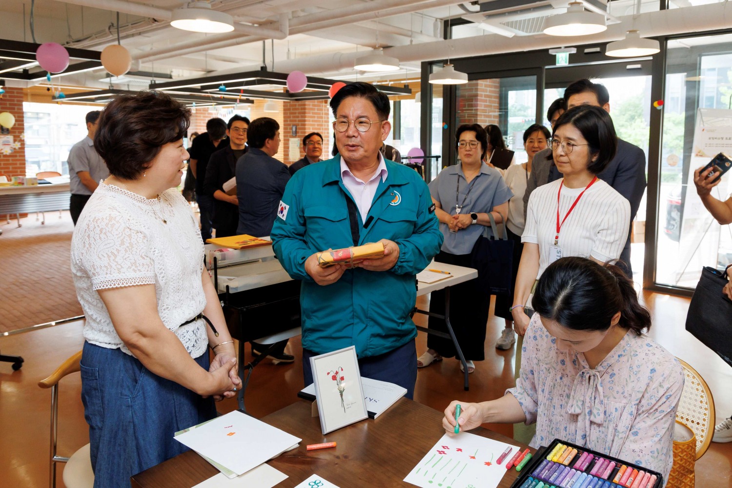 박강수 마포구청장이 양성평등 거점으로 개소한 마포여성동행센터에 방문해 주민과 소통하는 모습./사진제공=마포구