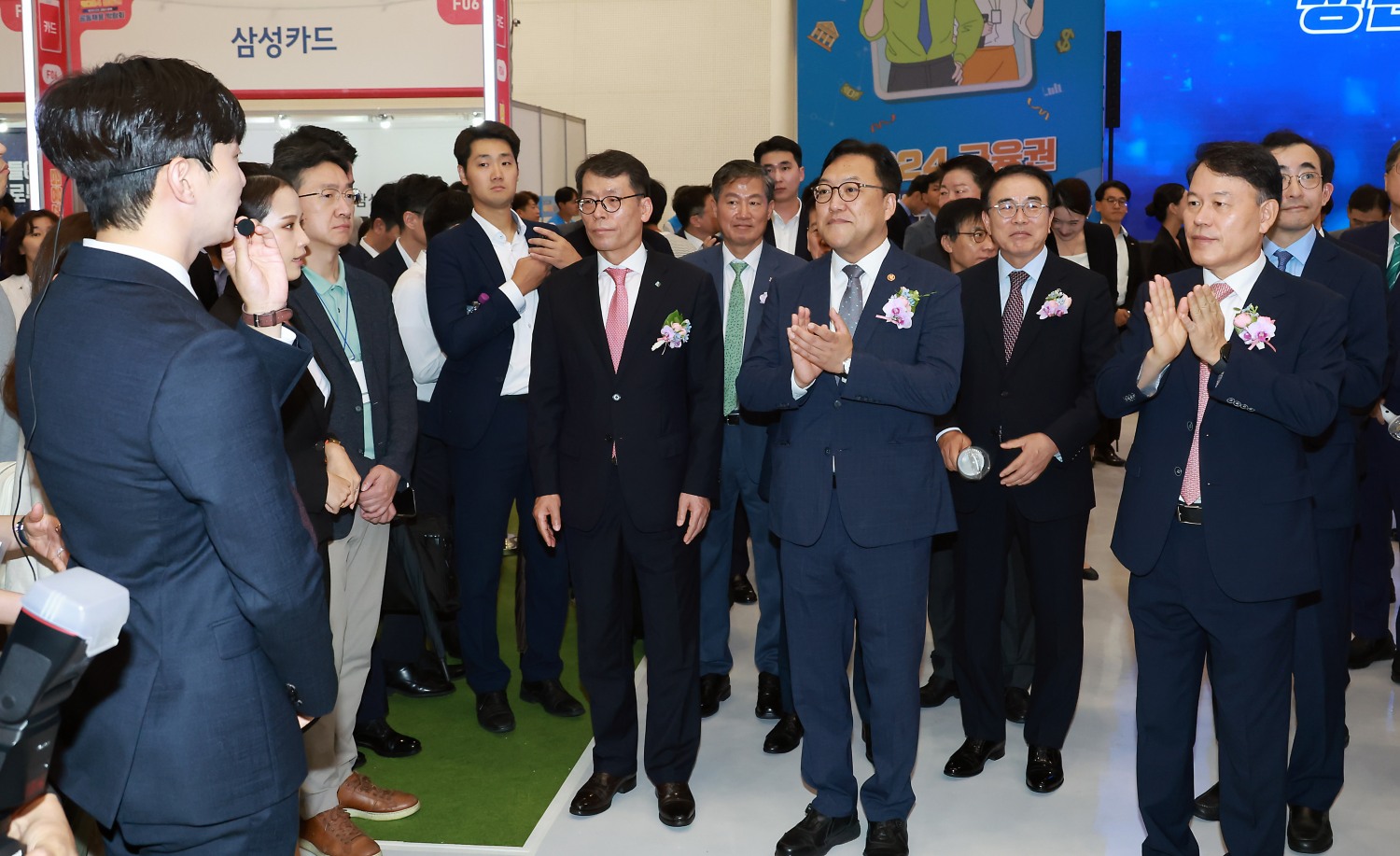 김병환 금융위원장이 21일 오전 서울 중구 동대문디자인플라자에서 열린 '2024 금융권 공동채용 박람회'에 참석해 행사 부스를 둘러보고 있다./사진제공=금융위