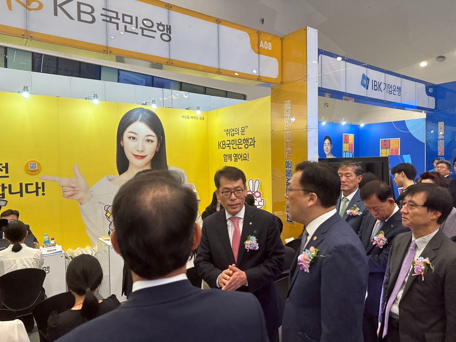 김병환 금융위원장이 21일 오전 서울 중구 동대문디자인플라자에서 열린 '2024 금융권 공동채용 박람회'에서 김성태 IBK은행장으로부터 설명을 듣고 있다./사진=한아란 기자