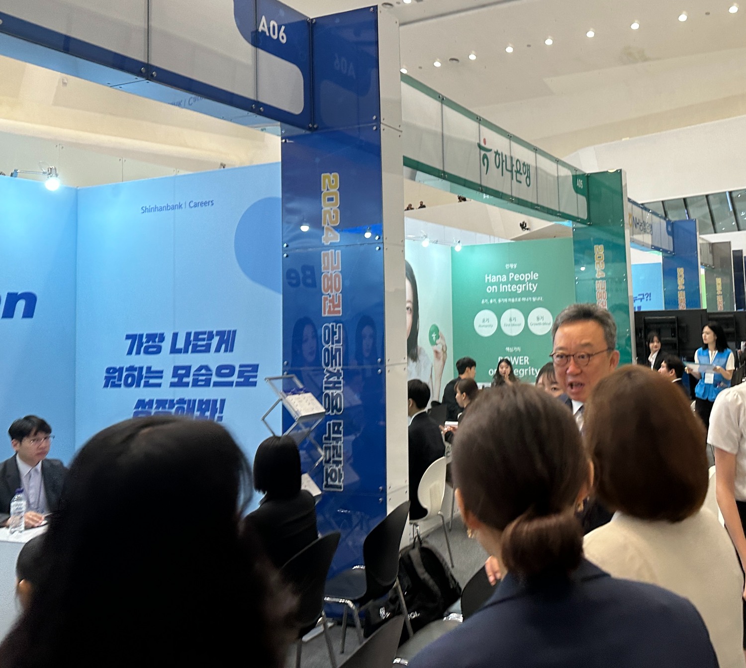 정상혁 신한은행장이 21일 오전 서울 중구 동대문디자인플라자에서 열린 '2024 금융권 공동채용 박람회' 신한은행 부스를 방문했다./사진=한아란 기자