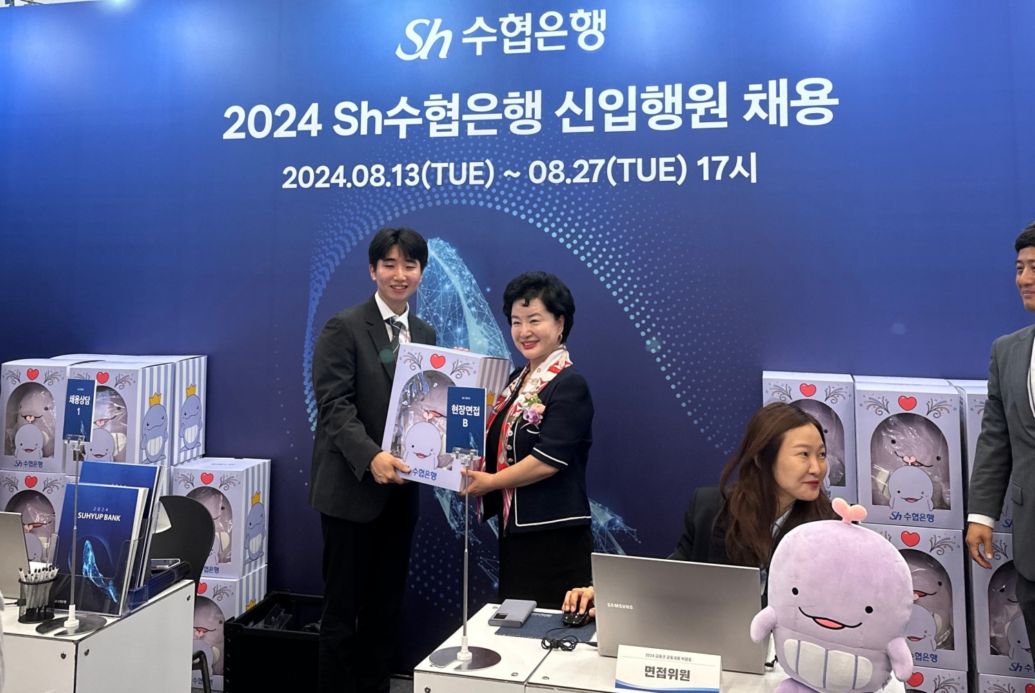 강신숙 수협은행장이 21일 오전 서울 중구 동대문디자인플라자에서 열린 '2024 금융권 공동채용 박람회'에서 수협은행 부스를 방문해 기념 촬영을 하고 있다./사진=한아란 기자