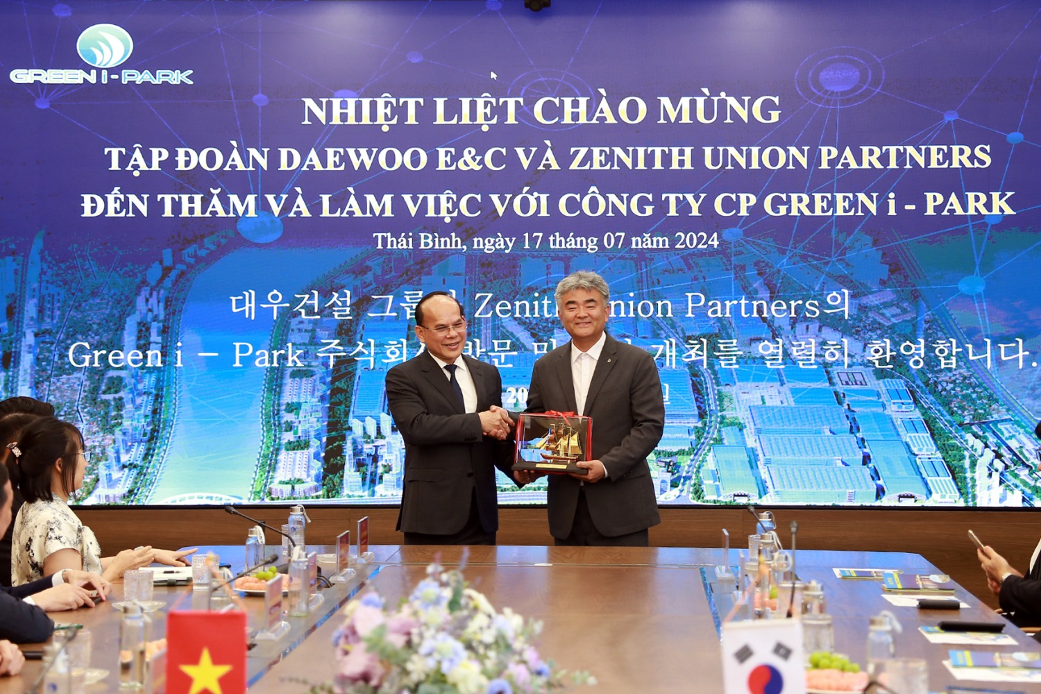 대우건설 정원주 회장(사진 오른쪽)이 지난 7월 17일 현지업체인 그린아이파크 응우옌 밍 흥 회장을 만나 끼엔장신도시 개발을 위한 현안을 논의했다. / 사진제공=대우건설