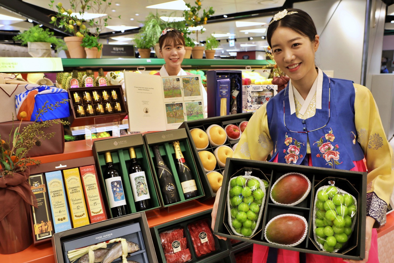 백화점 업계가 일제히 추석선물세트 본 판매에 나섰다. /사진제공=롯데백화점