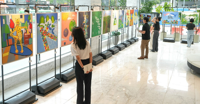 KCC 임직원들이 본사 로비에 있는 미술품 전시를 즐기고 있다. /사진제공=KCC