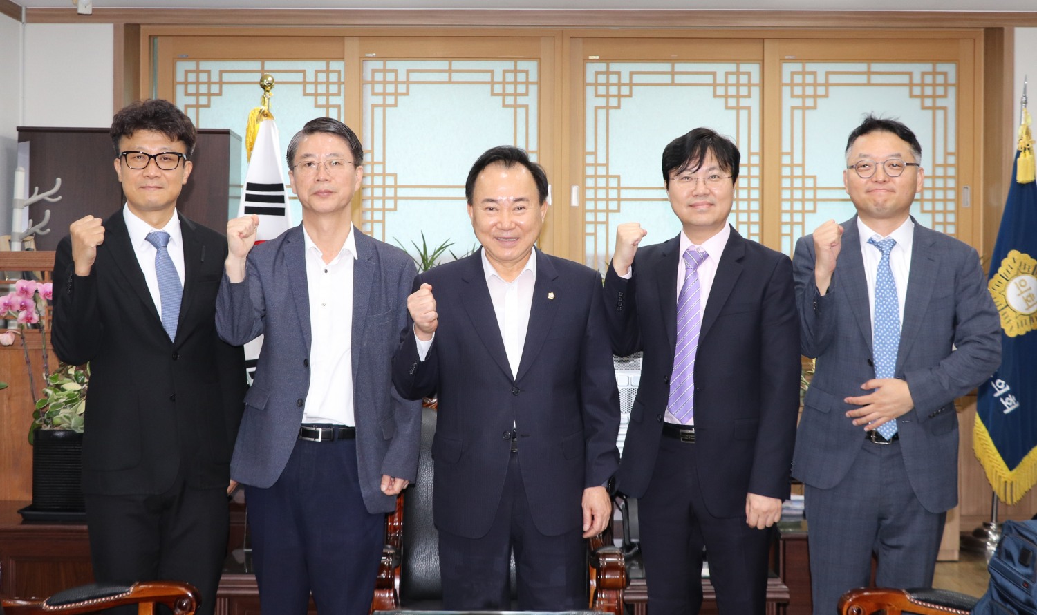 소재권 중구의회 의장(가운데)이 좌측부터 박범일 변호사, 이은일 변호사, 김익환 변호사, 김진문 변호사에게 입법자문위원으로 위촉하고 기념촬영을 하는 모습./사진제공=중구의회