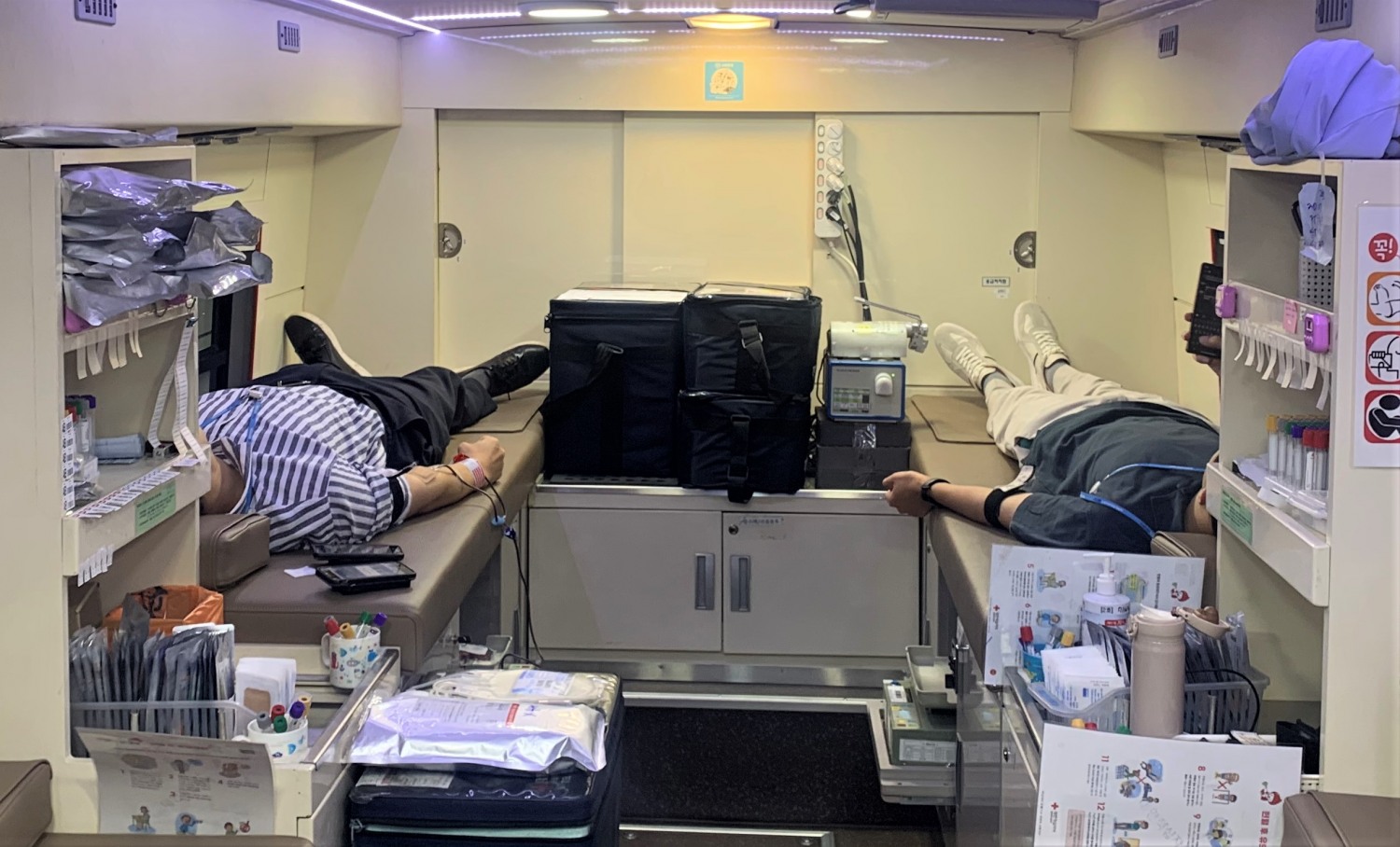 혈액수급난 극복을 위해 개발원에서 열린 ‘사랑의 헌혈행사’에서 개발원 임직원들이 헌혈을 하고 있다./사진제공=한국지역정보개발원