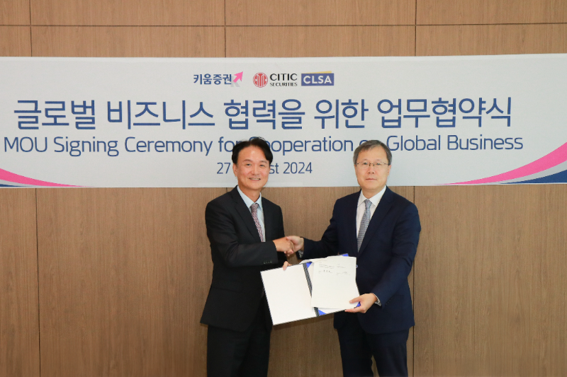 키움증권은 27일 서울 여의도 사옥에서 CITIC CLSA 증권과 ‘글로벌 비즈니스 협력을 위한 업무협약’을 체결했다. (왼쪽부터) 엄주성 키움증권 대표이사, 장유준 CITIC 증권 회장. / 사진제공= 키움증권(2024.08.28)
