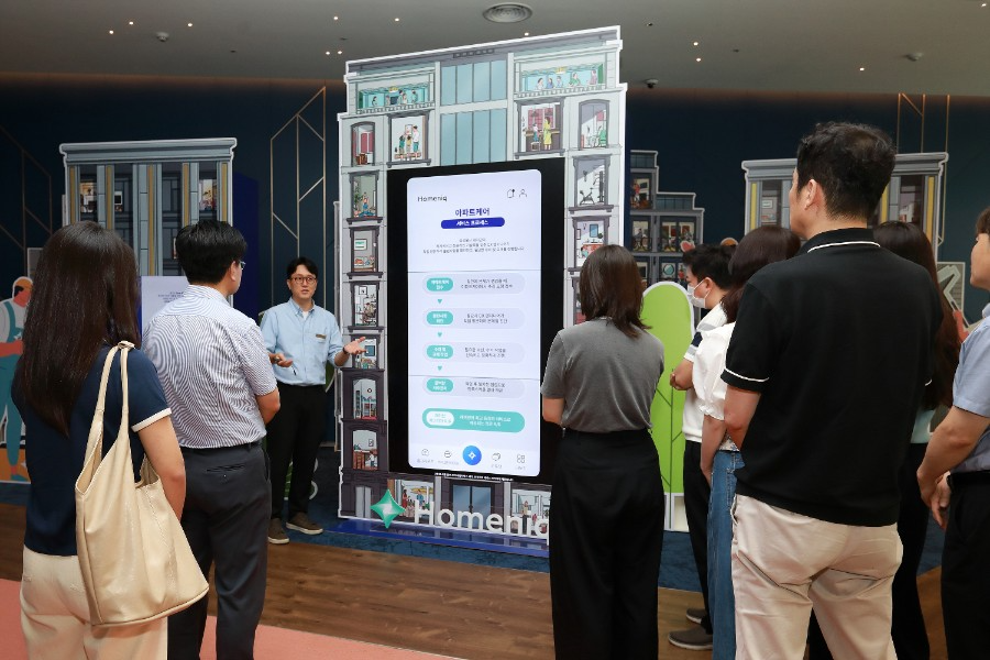 홈닉 서비스를 설명하고 있는 삼성물산 관계자