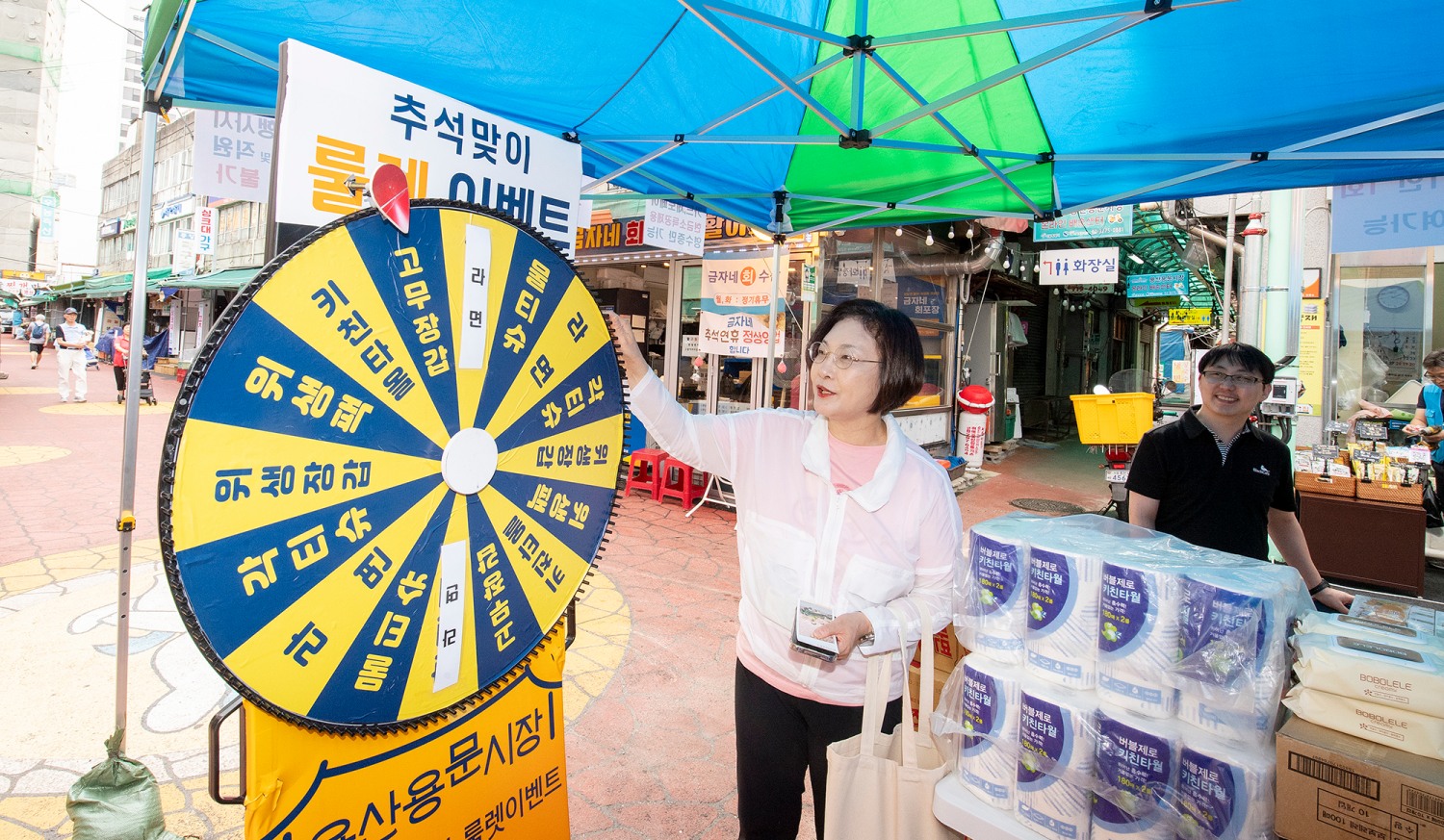 박희영 용산구청장이 용문시장을 방문해 이벤트에 참여하는 모습./사진제공=용산구