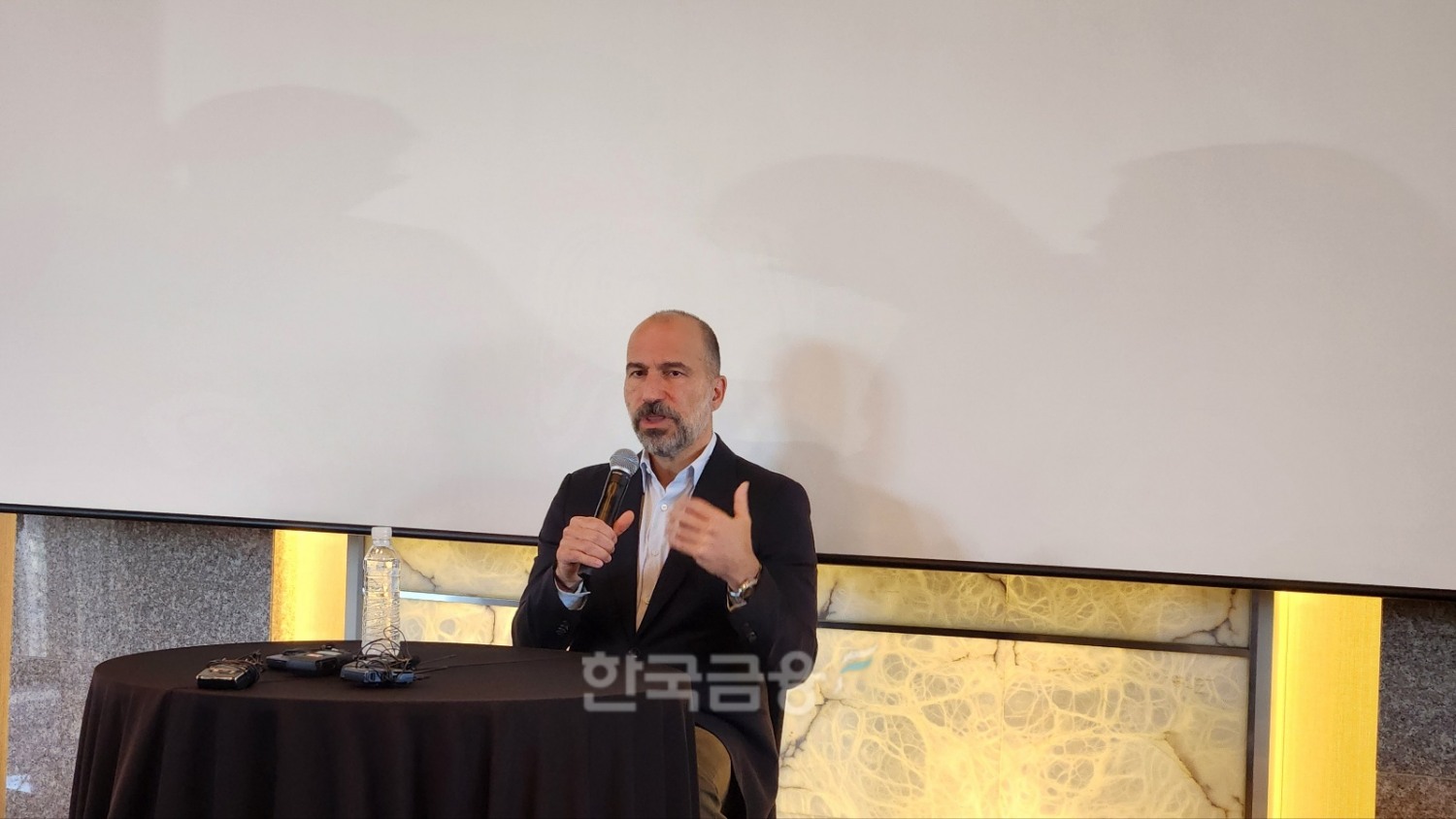 다라 코스로샤히 우버 글로벌 CEO는 30일 서울 중구 더 플라자 호텔에서 열린 간담회에서 국내 취재진의 질문에 답하고 있다. / 사진=김재훈 기자