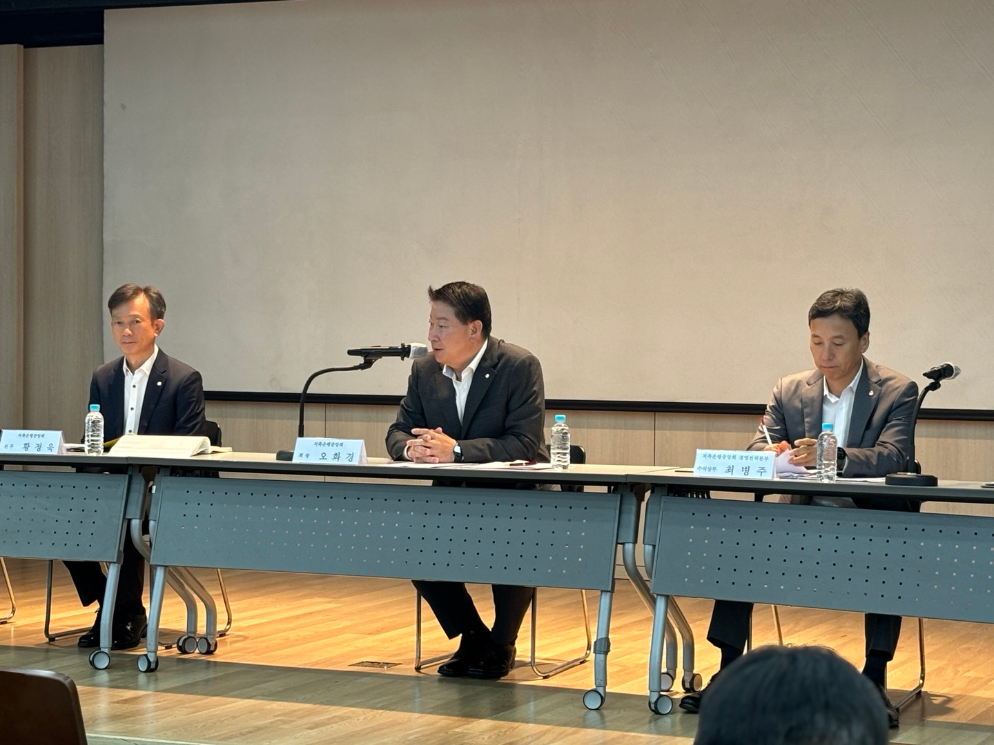 오화경 저축은행중앙회장(가운데)이 30일 열린 '2024 2분기 저축은행 결산 결과'관련 기자간담회에서 발언하고 있다.(2024.08.30.)/사진 = 김다민 기자