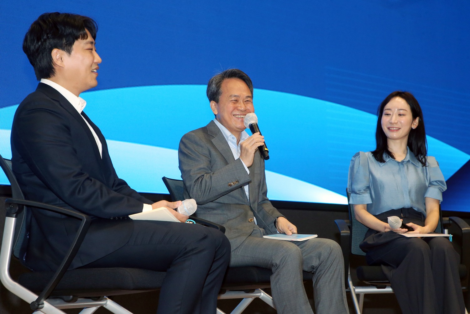 진옥동 신한금융그룹 회장(사진 가운데)이 2일 오전 서울 중구 신한금융 본사에서 열린 창립 23주년 기념 행사에서 임직원들의 질문에 답하고 있다./사진제공=신한금융