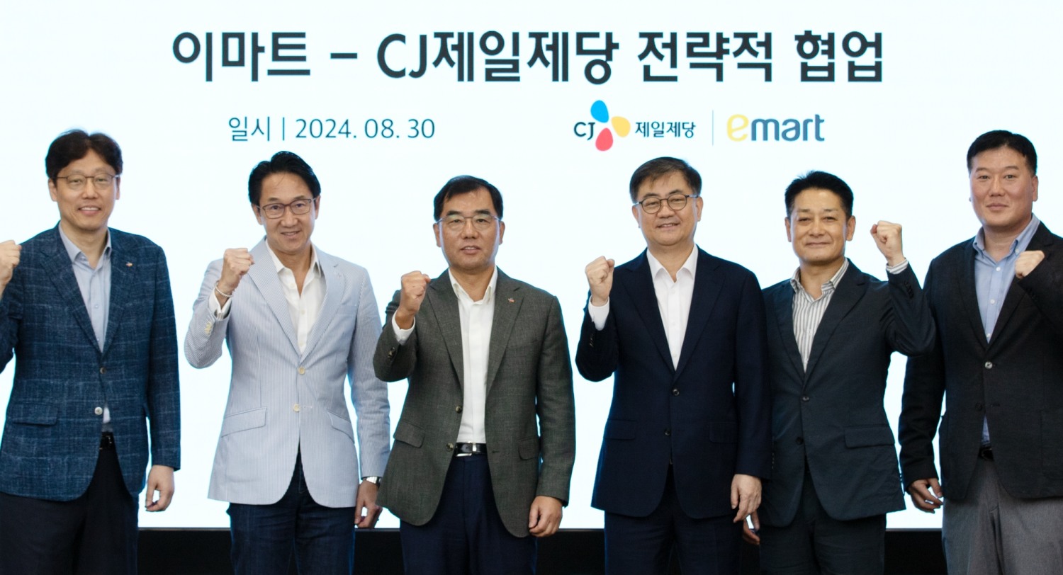 김상익 CJ제일제당 식품한국총괄(왼쪽부터), 박민석 CJ제일제당 식품사업부문 대표, 강신호 CJ제일제당 부회장, 이마트 한채양 대표, 이마트 황운기 상품본부장, 이마트 이형순 HomeMeal 담당. /사진제공=이마트