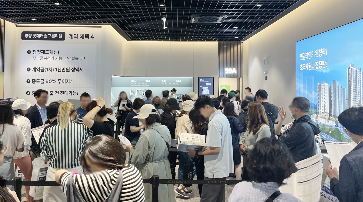 양정 롯데캐슬 프론티엘 견본주택을 둘러보고 있는 관람객들 / 사진제공=롯데건설