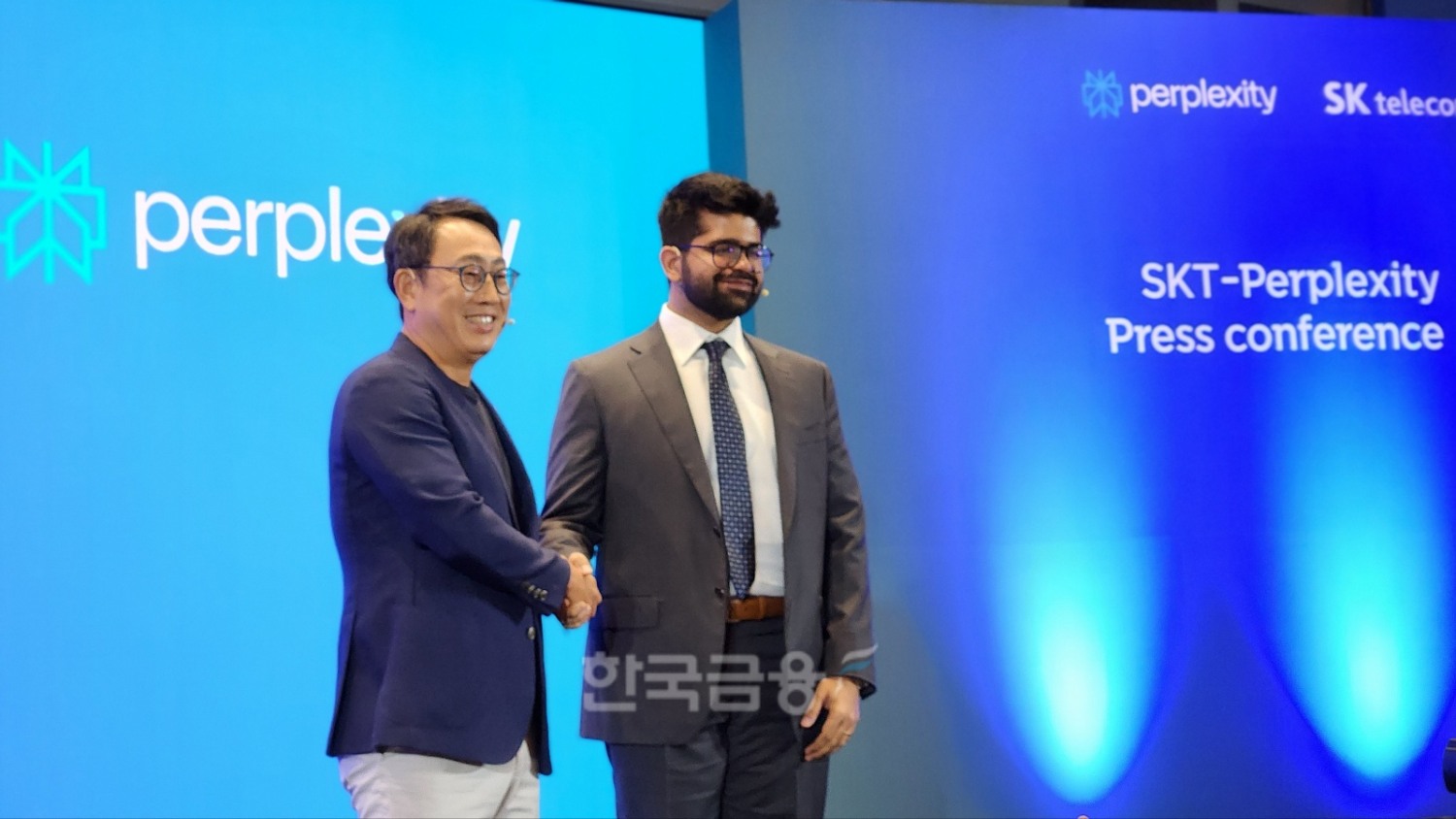 4일 SKT 본사에서 진행된 SKT-퍼플렉시티 공동 기자 간단회에서 유영상 SKT CEO(왼)과 아라빈드 스리니바스 퍼플렉시티 CEO가 인사를 하고 있다. / 사진=김재훈 기자