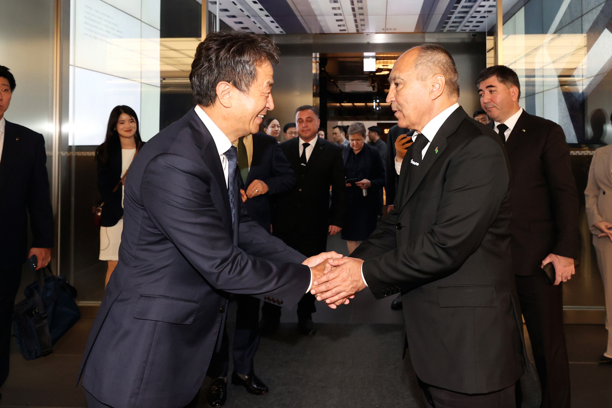 우건설 백정완 사장(왼쪽)이 투르크메니스탄 데리야겔디 오라조프 아르카닥 신도시 건설위원장과 만나 인사를 나누고 있다. / 사진제공=대우건설