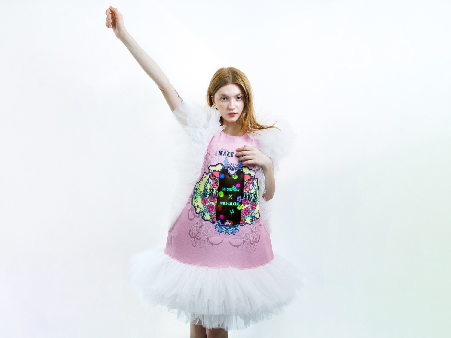 LG디스플레이가 '2025 S/S 서울패션위크'에서 스트레처블 디스플레이를 적용한 미래형 의류 및 가방 콘셉트를 선보인다. 사진은 패션 모델이 상의 중앙에 스트레처블 디스플레이가 적용된 의류 콘셉트(박윤희 디자이너)를 착용하고 있는 모습. / 사진=LG디스플레이