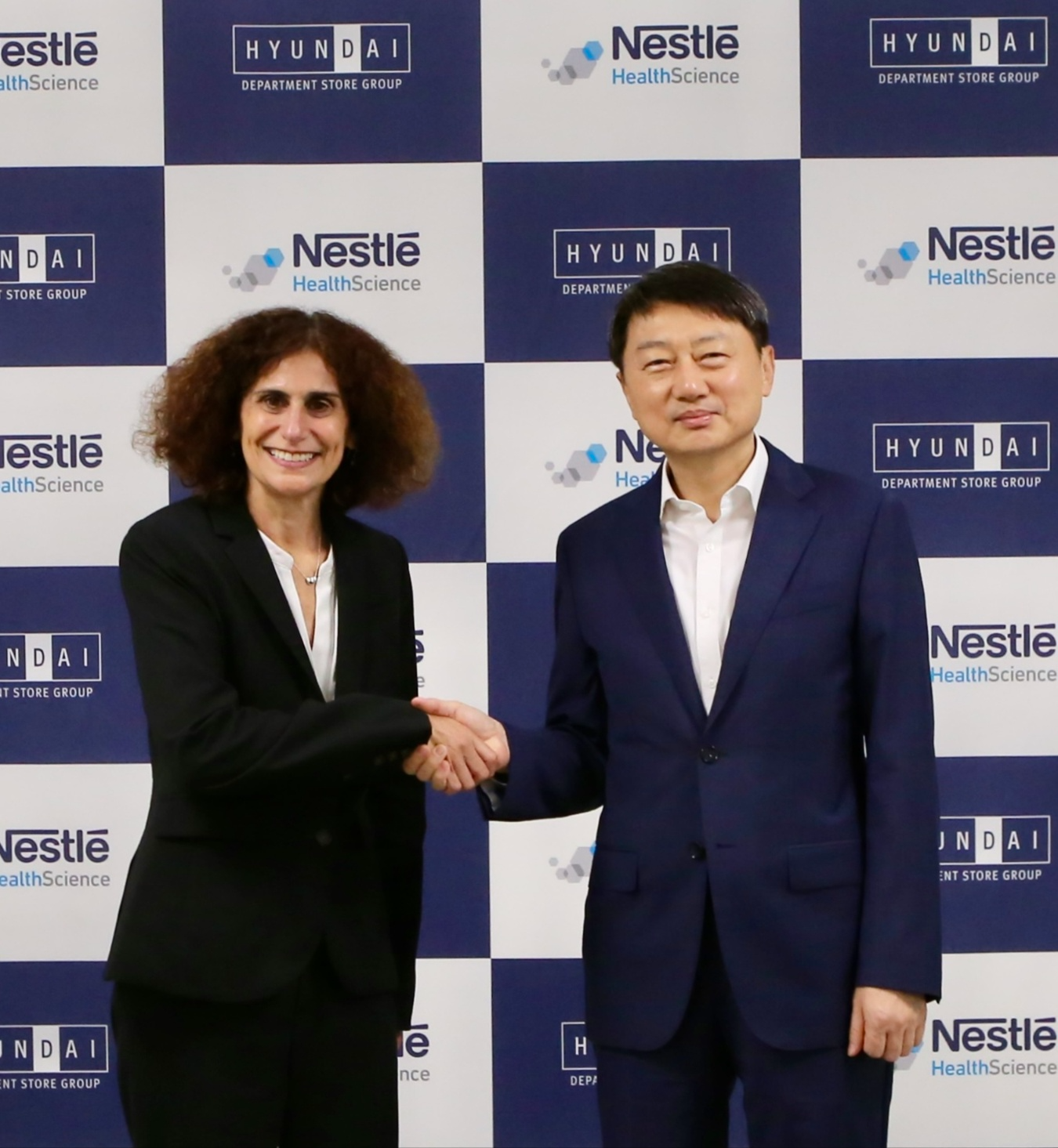 서울 대치동에 위치한 현대백화점그룹 본사 사옥에서 장호진 현대지에프홀딩스 사장(오른쪽)과 애나 몰(Anna Mohl) 네슬레헬스사이언스 최고경영자(왼쪽)가 회동을 마친 뒤 기념사진을 촬영하고 있는 모습. /사진제공=현대백화점그룹