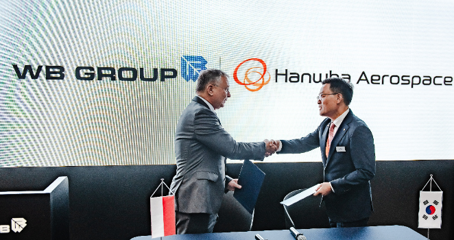MOU 서명 후 악수를 나누는 손재일 한화에어로스페이스 대표이사(오른쪽)와 피오트르 보이첵 WB그룹 회장. /사진제공=한화에어로스페이스